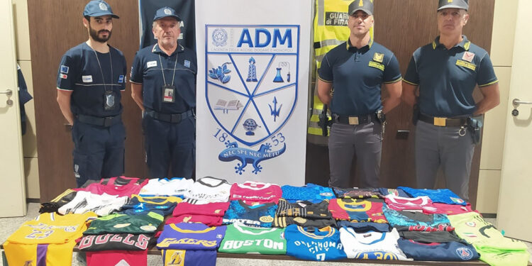 Sequestrati 316 capi sportivi contraffatti all'Aeroporto di Cagliari-Elmas