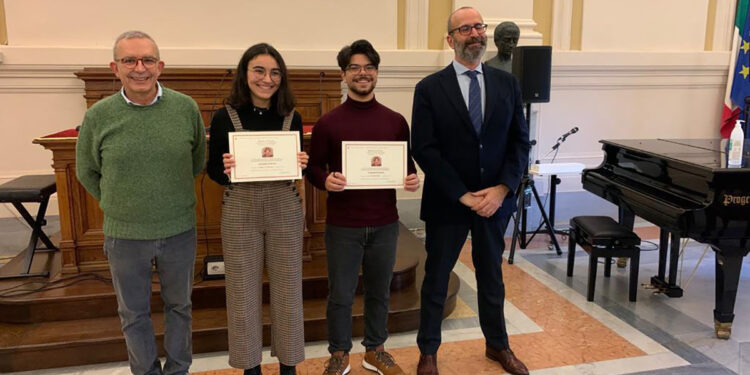 Consegna borse di studio Vullo Addis al Liceo Azuni di Sassari: da sinistra il prof. Enzo Vullo, Giulia Lubelli, Luca Dettori e il dirigente scolastico Antonio Deroma