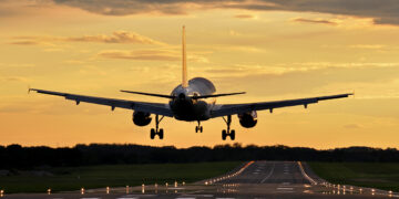 Aereo decollo pista. 📷 Depositphotos