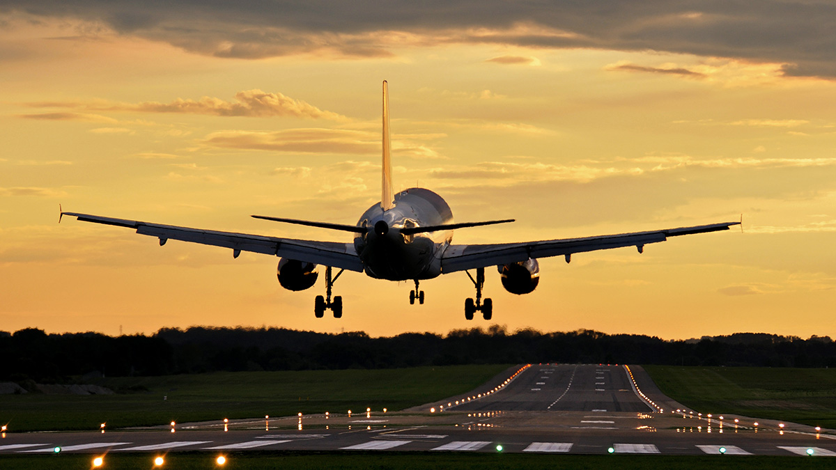 Aereo decollo pista. 📷 Depositphotos