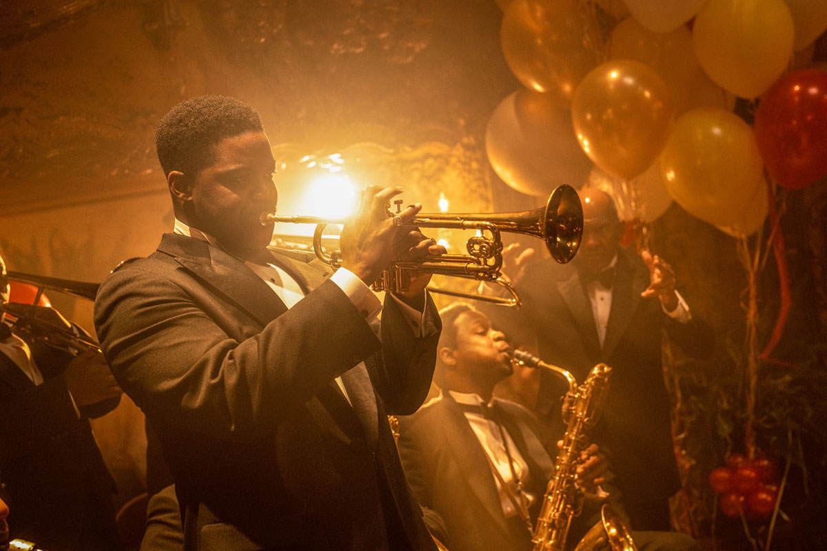 Jovan Adepo in una scena del film “Babylon” di Damien Chazelle
