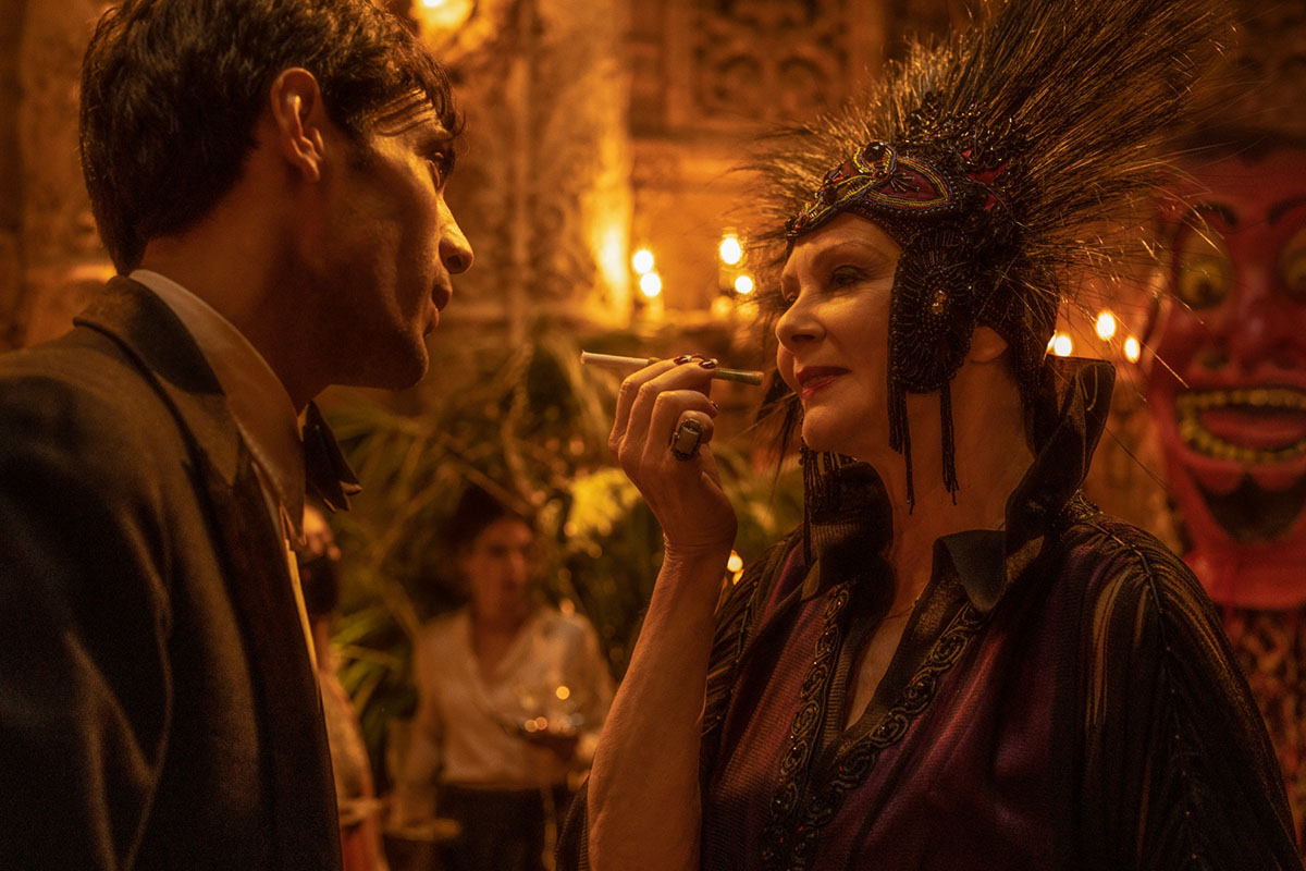 Diego Calva e Jean Smart in una scena del film “Babylon” di Damien Chazelle