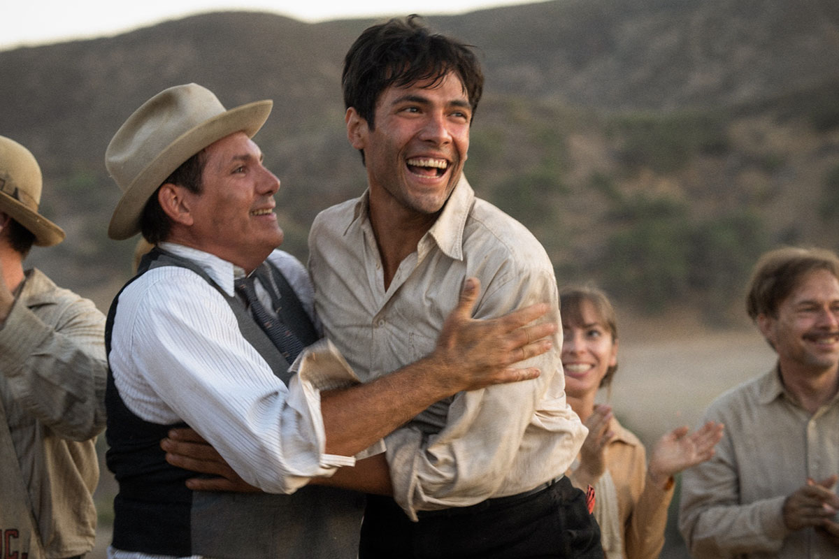 Lukas Haas e Diego Calva in una scena del film “Babylon” di Damien Chazelle