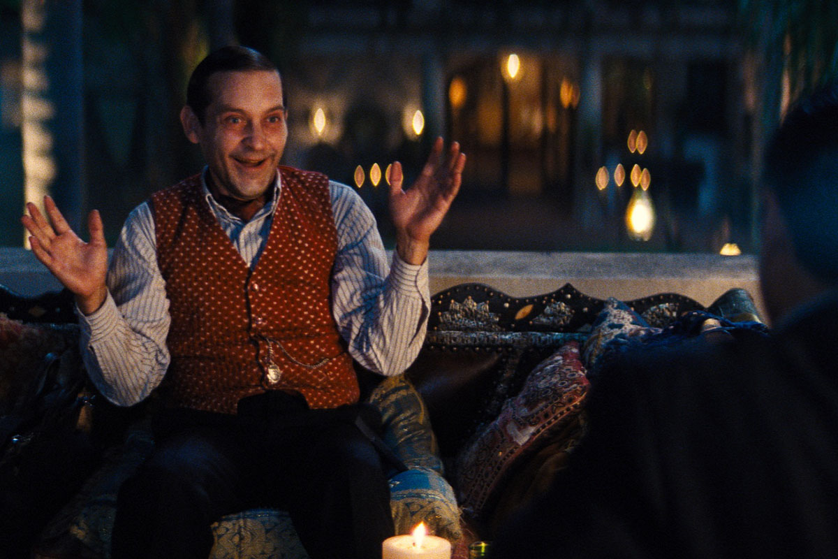 Tobey Maguire in una scena del film “Babylon” di Damien Chazelle