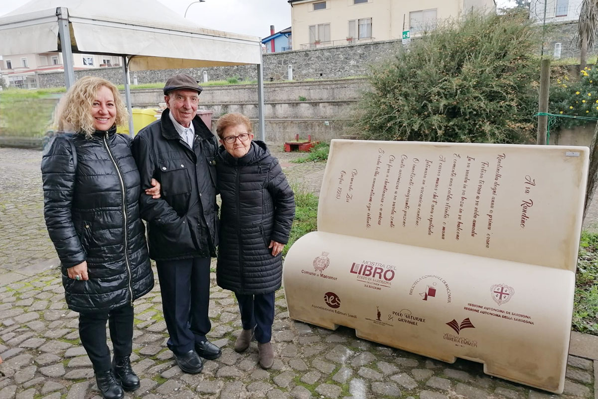 Bernardo Zizi con la “sua” panchina letteraria a Macomer. 📷 FB Centro Servizi Culturali Macomer