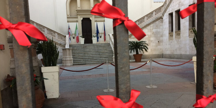 Cagliari, Feminas: fiocchi rossi violenza contro le donne