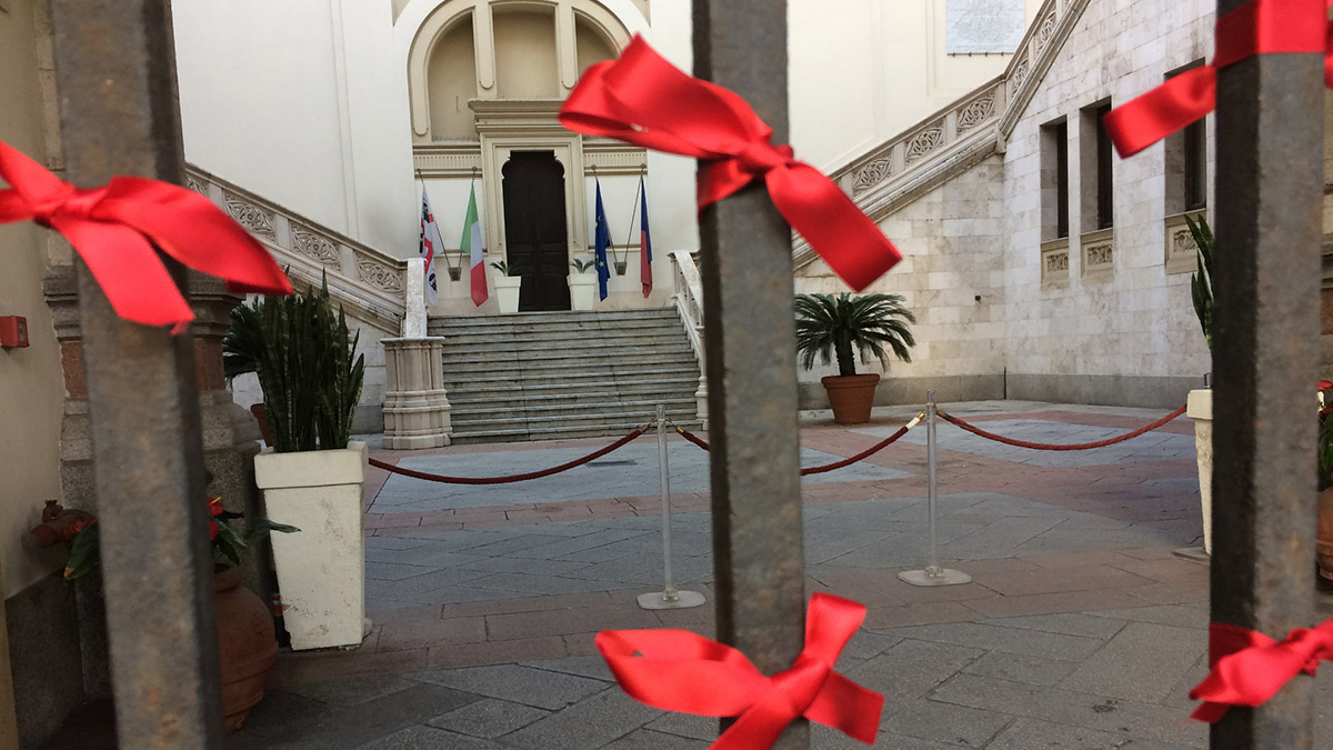 Cagliari, Feminas: fiocchi rossi violenza contro le donne
