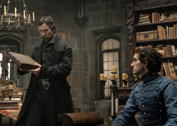 Christian Bale (Augustus Landor) e Harry Melling (Edgar Allan Poe) in The Pale Blue Eye. ? Scott Garfield | Netflix