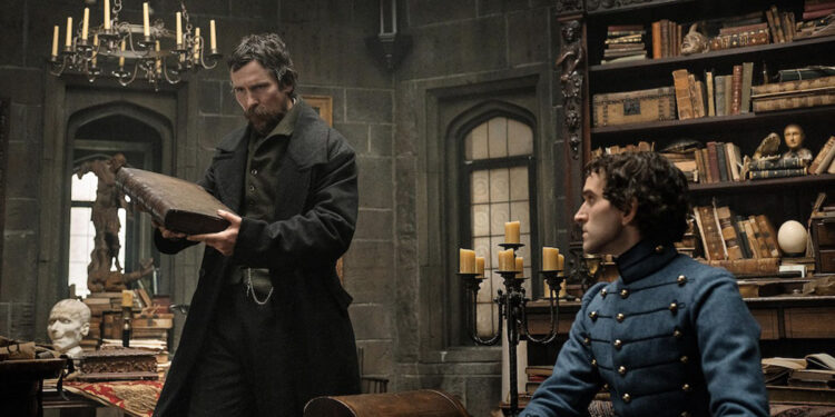 Christian Bale (Augustus Landor) e Harry Melling (Edgar Allan Poe) in The Pale Blue Eye. ? Scott Garfield | Netflix