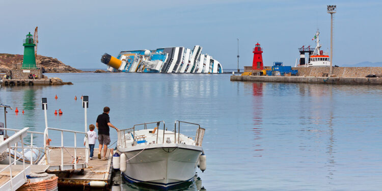 La nave da crociera Costa Concordia davanti all’Isola del Giglio. 📷 Depositphotos