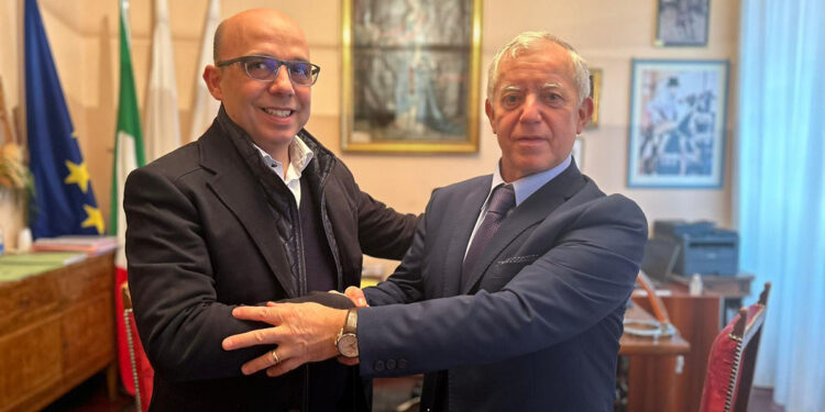 Il sindaco di Oristano Massimiliano Sanna e il Comandante provinciale dei Vigili del Fuoco Angelo Ambrosio