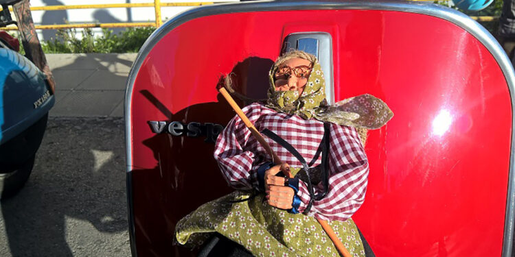 A Sassari “La Befana arriva in Vespa”