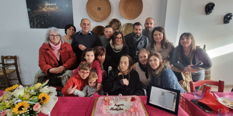 Michela Mele festeggiata dai familiari
