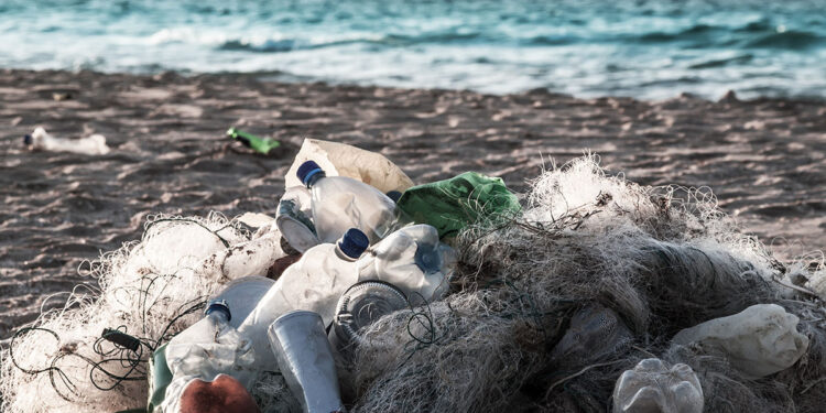 Rifiuti mare spiaggia. ? Depositphotos