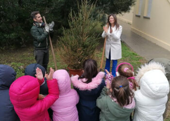 L'assessore Zedda, Antonio Ricciu e i bambini della scuola di via Solferino