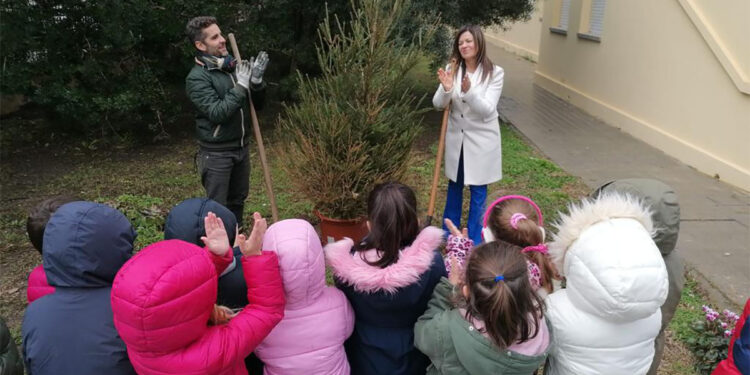 L'assessore Zedda, Antonio Ricciu e i bambini della scuola di via Solferino
