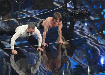 Rkomi e Amadeus sul palco di Sanremo 2022