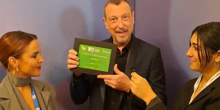 Amadeus con il premio "Influencer" di Raduni