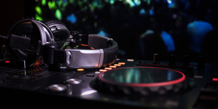 Consolle deejay. ? Depositphotos