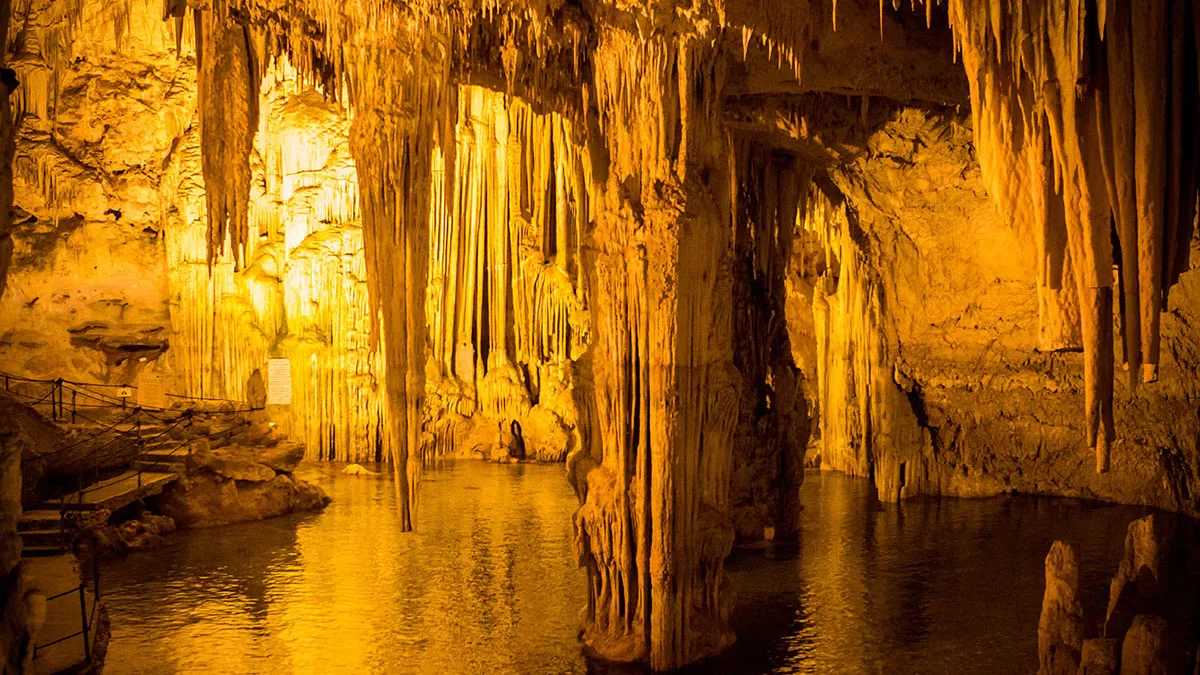 Il Lago La Marmora all'interno della Grotta di Nettuno ad Alghero. Foto Depositphotos