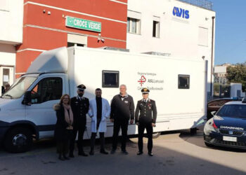 L'autoemoteca della Asl Ogliastra davanti alla sede dell'Avis di Tortolì