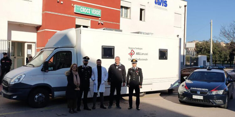 L'autoemoteca della Asl Ogliastra davanti alla sede dell'Avis di Tortolì