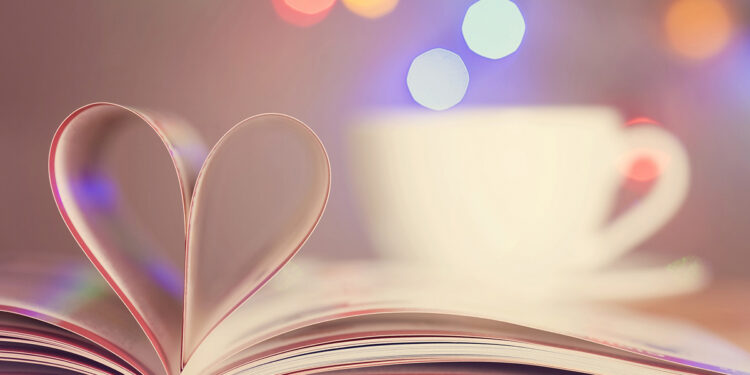 Libro con pagine piegate a cuore. 📷 Depositphotos