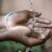 Mani acqua rubinetto. 📷 Depositphotos