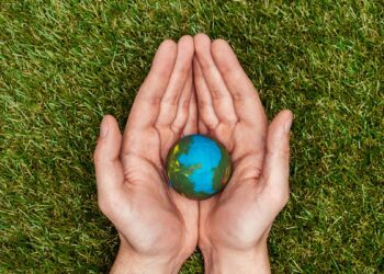 Mani che tengono la terra. ? Depositphotos