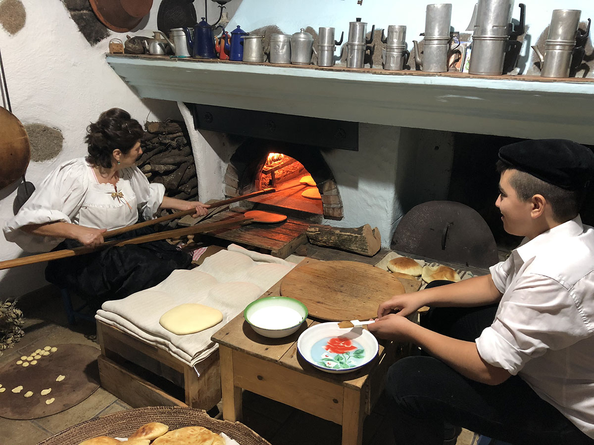 Preparazione della Panedda di Oliena. ? Marco Cau