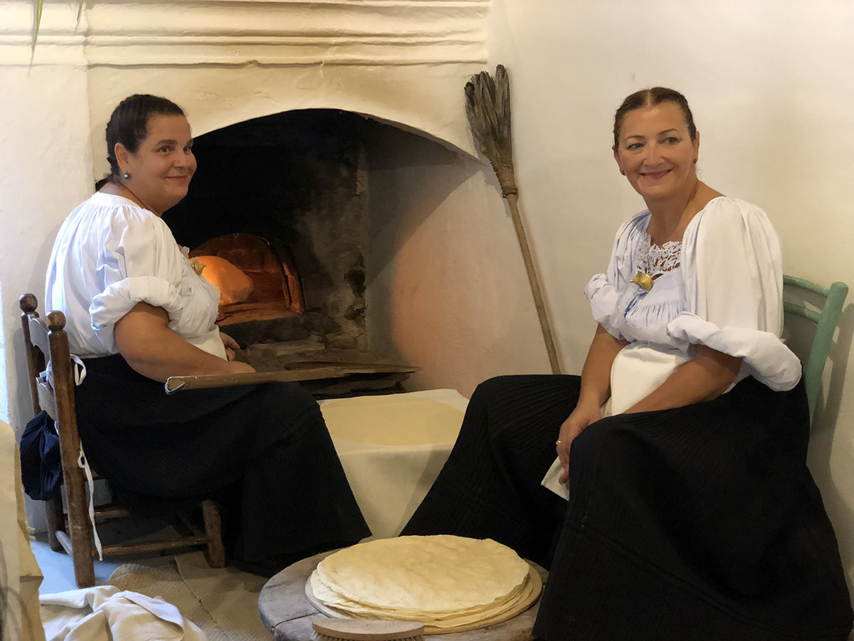 Oliena, cottura pane carasau. ? Marco Cau