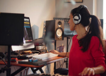 Ragazza che compone musica al pc. ? Getty Images