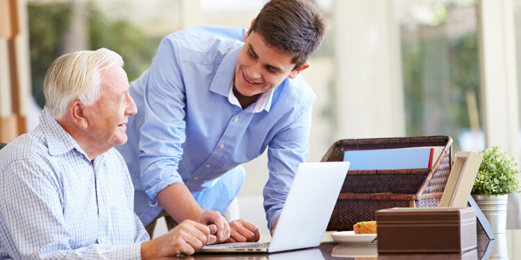 Ragazzo aiuta anziano computer, Servizio Civile Digitale. 📷 Depositphotos