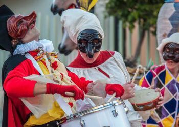 Teatro Circo Maccus: il Capitano, Pulcinella e Arlecchino. 📷 Patrizia Mereu