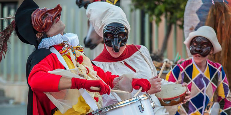 Teatro Circo Maccus: il Capitano, Pulcinella e Arlecchino. 📷 Patrizia Mereu