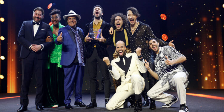 Una Voce per San Marino, i vincitori Piqued Jacks con Al Bano e i presentatori. ?Valentina Sabino