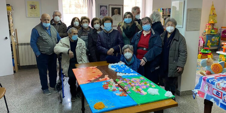 Gli anziani e le anziane di via Pasubio creano pannelli colorati per allestire una stanza dedicata a bambini e adolescenti nel centro di preparazione alla famiglia Sant’Agostino