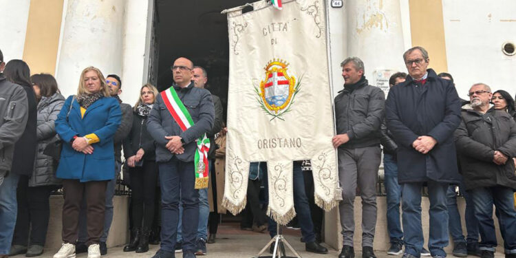 Il sindaco Sanna, amministratori e dipendenti del comune di Oristano davanti al gonfalone per un minuto di raccoglimento in ricordo di Chiara Carta