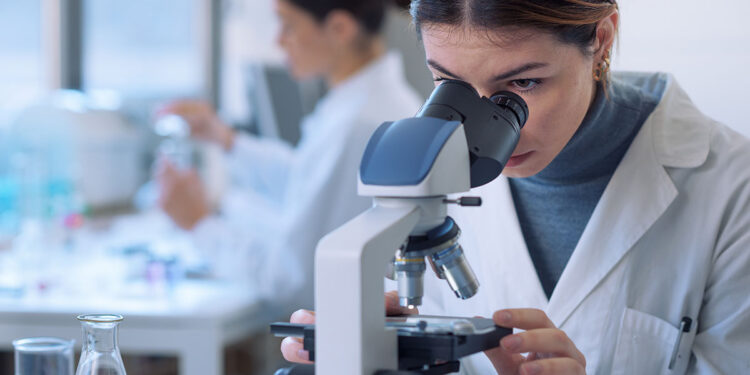 Ricercatrice in laboratorio. ? Depositphotos