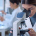 Ricercatrice in laboratorio. ? Depositphotos