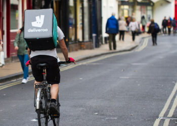 Rider Deliveroo. ? Depositphotos