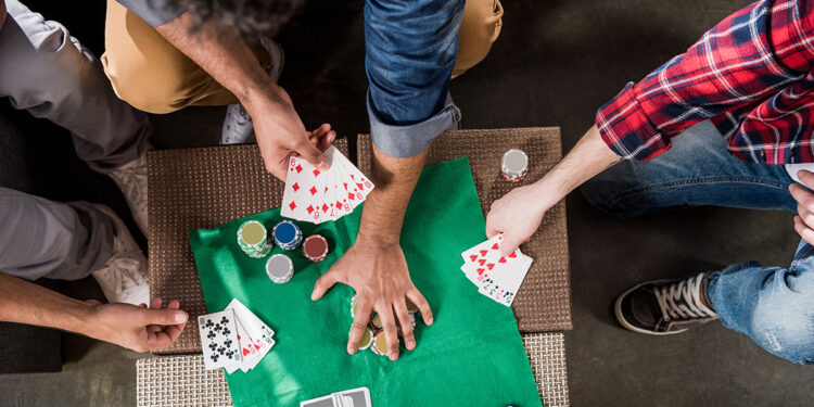 Tavolo da gioco. ? Depositphotos