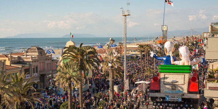 Carnevale di Viareggio. ? Depositphotos