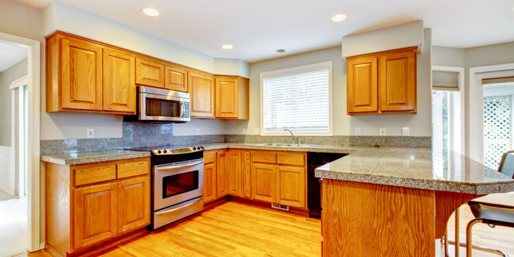 Cucina in legno. ? Depositphotos