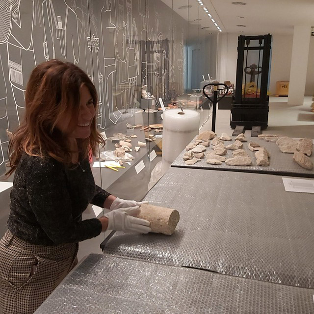 Frammenti scavi Mont'e Prama, apertura delle casse al Centro Restauro di Li Punti, Nadia Canu