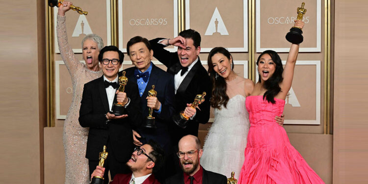 Il cast di “Everything Everywhere All at Once”. ? Frederic J. Brown | AFP