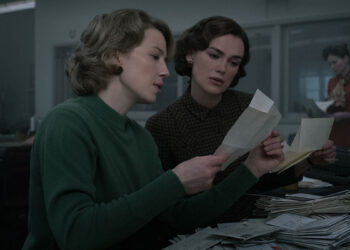 Da sinistra: Carrie Coon (Jean Cole) e Keira Knightley (Loretta McLaughlin) in “Lo strangolatore di Boston”. 📷 Claire Folger | © 2022 20th Century Studios