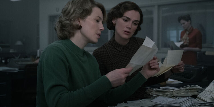 Da sinistra: Carrie Coon (Jean Cole) e Keira Knightley (Loretta McLaughlin) in “Lo strangolatore di Boston”. ? Claire Folger | © 2022 20th Century Studios