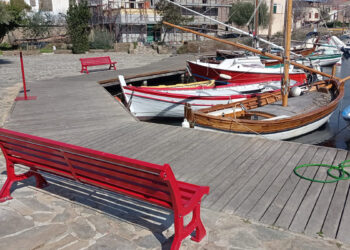 Stintino inaugura le “Panchine rosse” in memoria delle vittime della violenza di genere