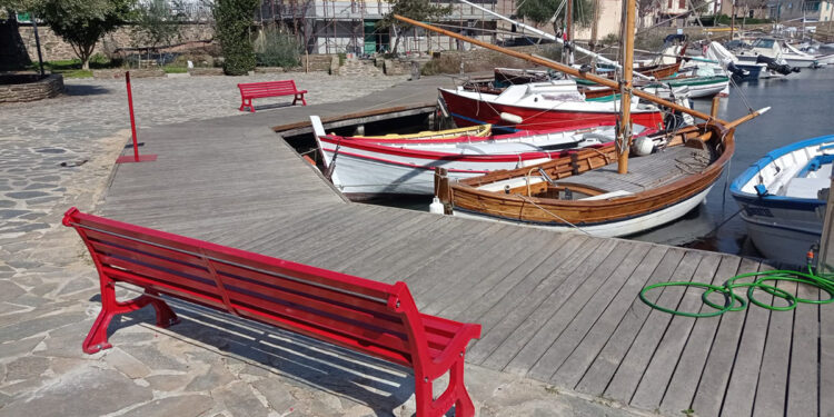 Stintino inaugura le “Panchine rosse” in memoria delle vittime della violenza di genere